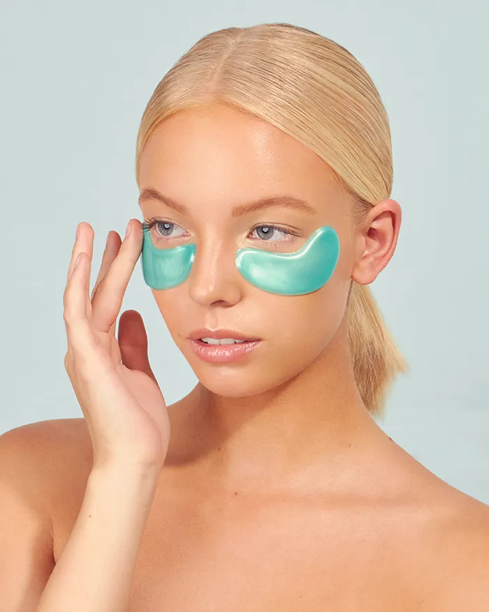 Beauty Aufnahme einer blonden Frau mit hellblauen Gel Augenpads im Gesicht