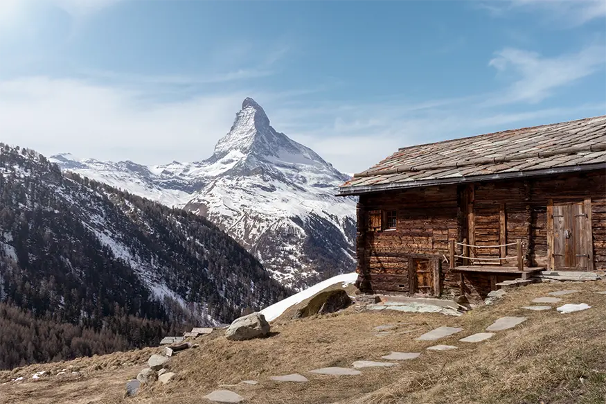 Berglandschaft traditioneller Berghütte aus Holz im Vordergrund mit Blick auf das Matterhorn