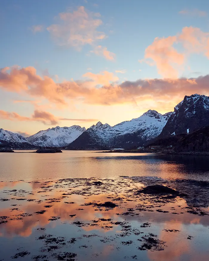Berg Panorama in den Lofoten Inseln im Sonnenuntergang der sich im Wasser spiegelt