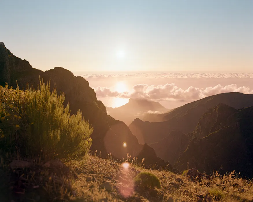 Aussicht in Madeira über den Wolken im morgendlichen Licht