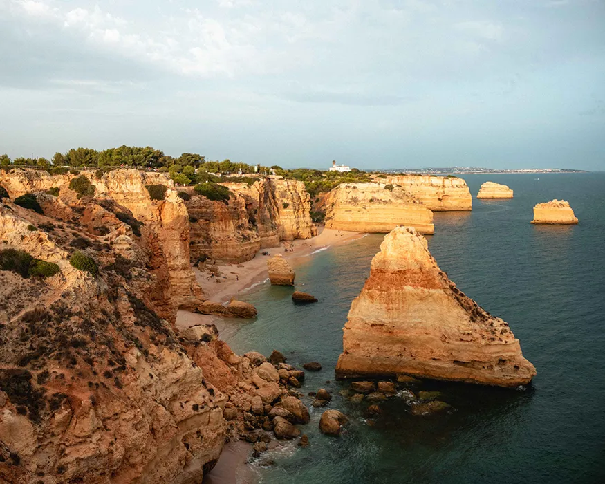 Küstenaussicht an der Algarve mit einem dominantem Felsen der aus dem Wasser ragt