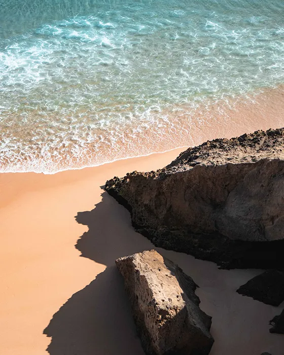 Strand mit großen Felsen